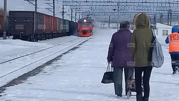 Движение поездов оренбург. Перрон здания. Оренбургские поезда. Вагон оренбуржец. Караван на вокзале Оренбург.