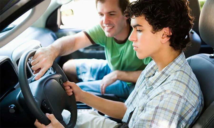 He likes to drive. Машина для подростка. Подросток водит машину. Автошкола для подростков. Несовершеннолетний за рулем.
