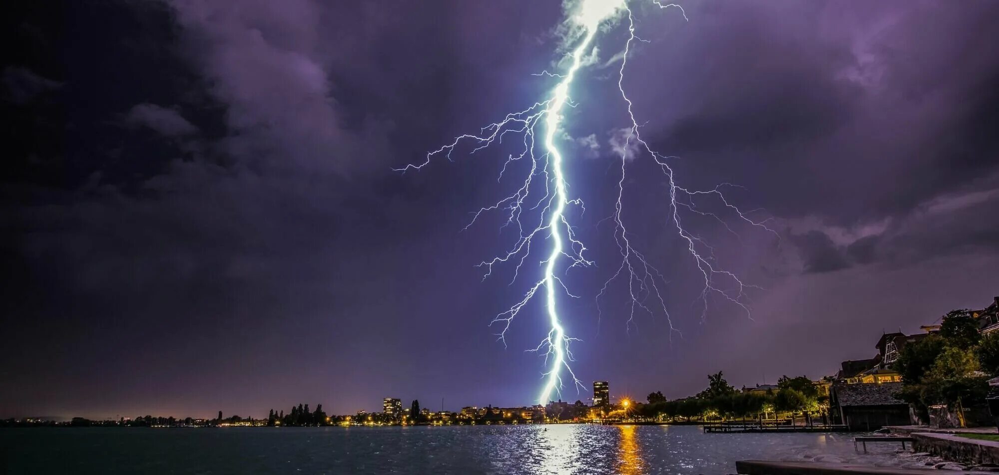 Пораженный молнией. Пораженный молнией. Шаровая молния в природе. Пораженный молнией. Пораженный молнией.