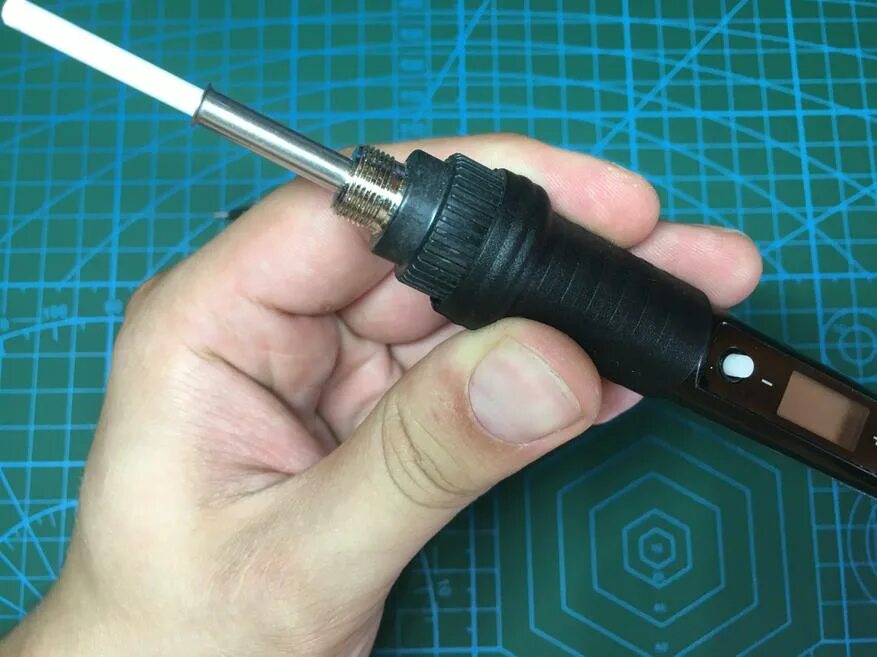 Паяльник штайер аккумуляторный. Паяльник в разборе. Нагреть паяльник. Нагревательный элемент для паяльника 40w зубр. Паяльник т900.