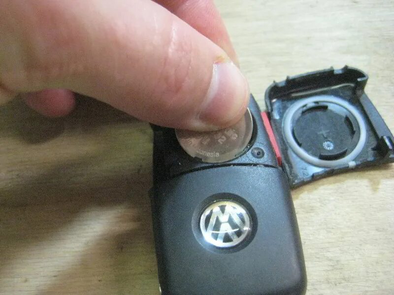 Батарейка для ключа Фольксваген Тигуан. Батарейка ключ Tiguan Volkswagen. Батарейка для ключа Фольксваген Тигуан 2014. Тигуан батарейка в Ключе. Батарейка ключ volkswagen