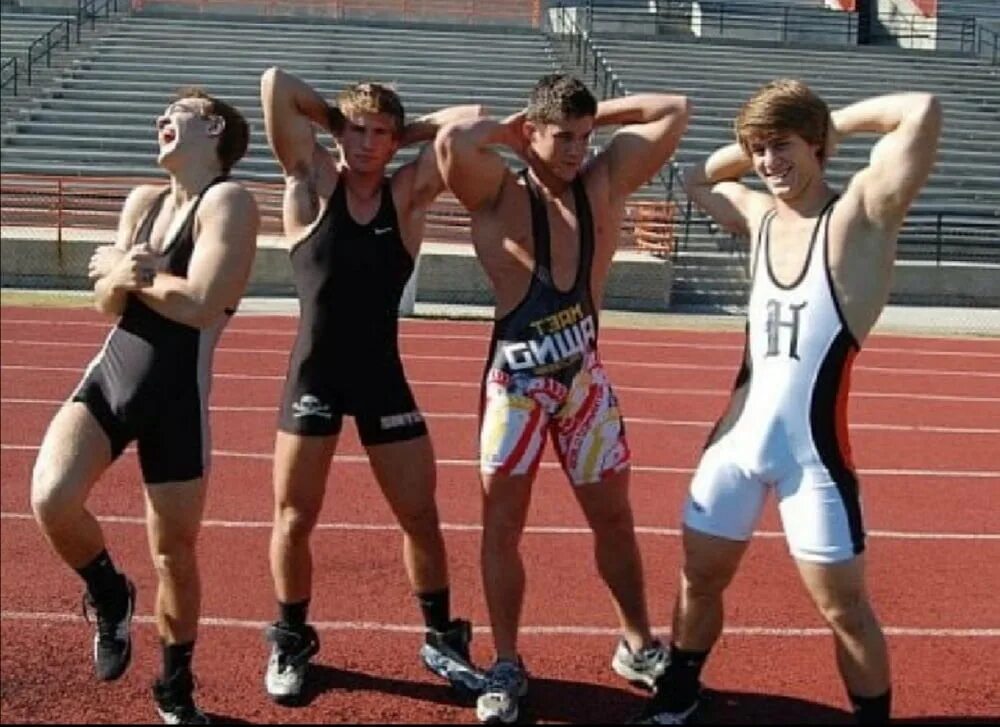 Возбужденные спортсмены. Пловцы мужчины с эрекцией. Спортсмены со стоячими. Как сделать так чтобы у парня встал. Гребцы bulge.