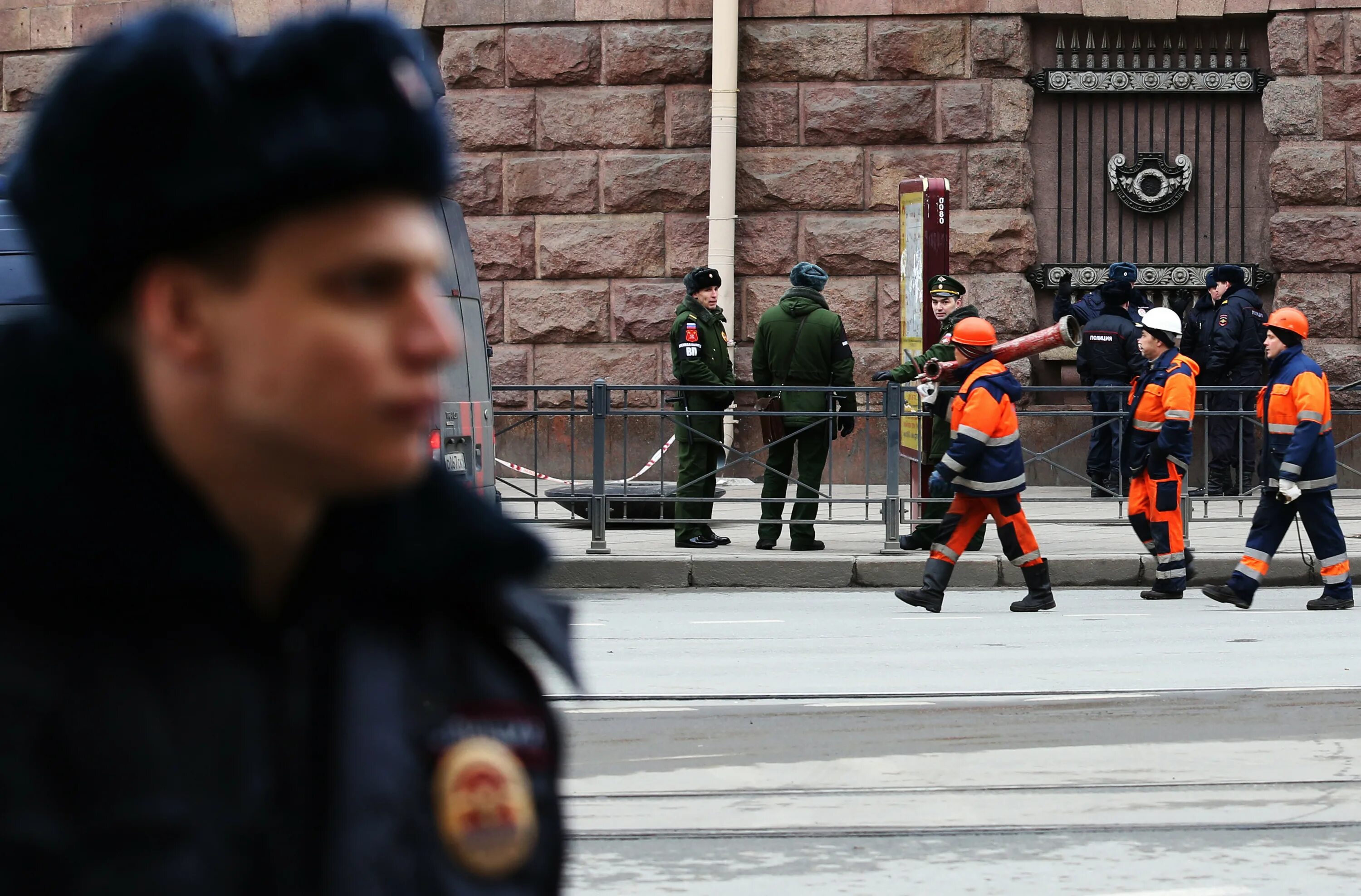 Росгвардия террористы. Взрыв в метро СПБ 2017 МЧС. Технологический терроризм фото. Сапёры в метро сегодня. Теракт в учебных заведениях - клипарт.