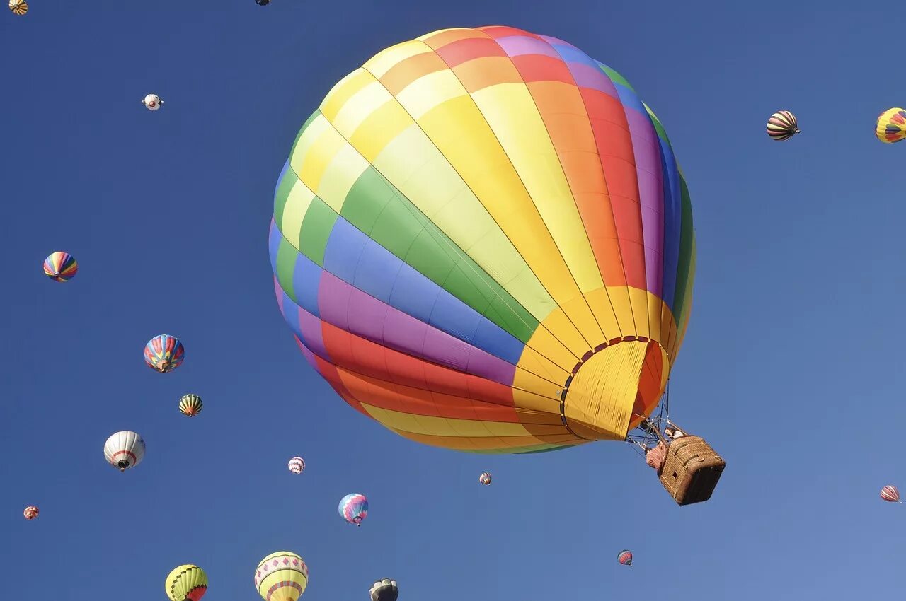 Картинки воздушный. Летающие шары в небе. Летающий шарик. Воздушные шары летают в небе. Воздушные шары в полёте для детей.
