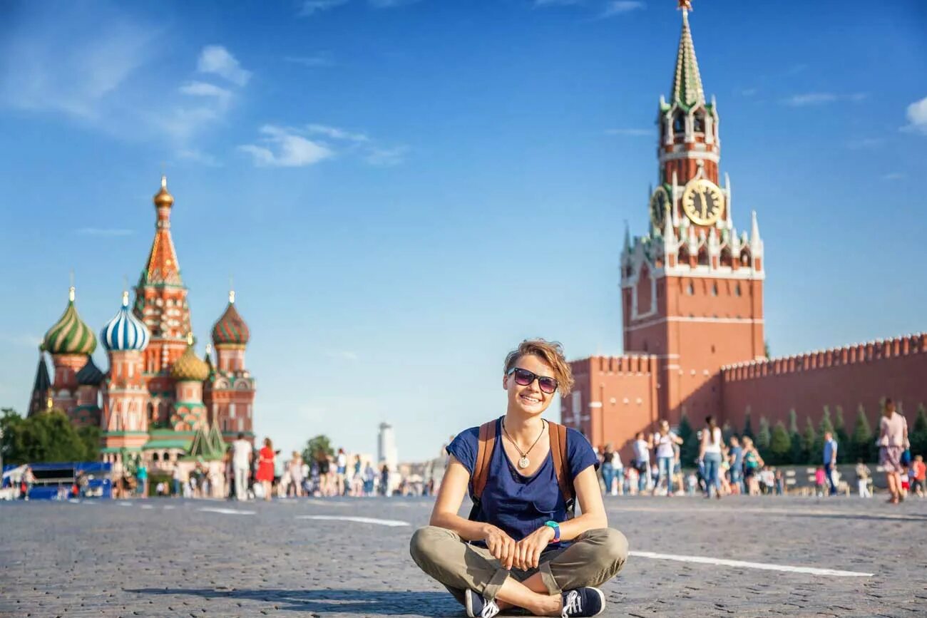 Фотосессия на красной площади летом. Люди на красной площади. Девушки москвы. Сидеть на красной площади. Брусчатка на красной площади фото.