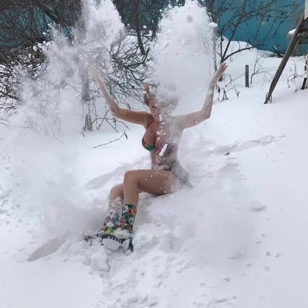 Нырять в сугроб. Купаться в снегу. Закаливание снегом. Фотосессия после бани в снегу. После баньки в снег.