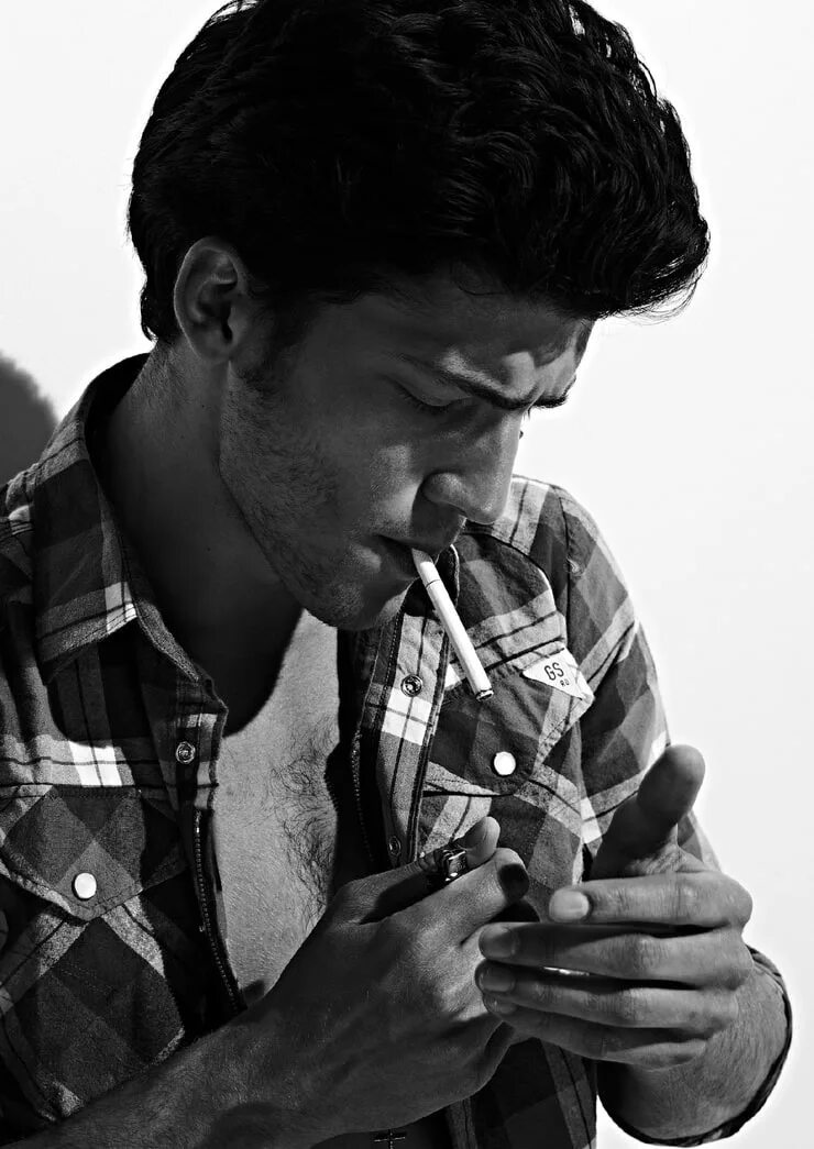 Начала курить муж. Курящий человек. Парень с сигаретой. Мужчина закуривает. Фотосессия с сигаретой мужская.