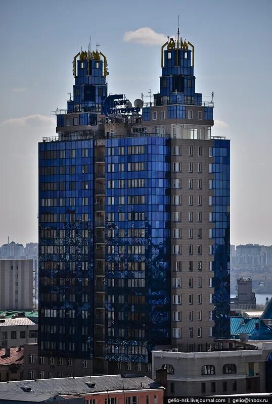 Небоскреб Бэтмен Новосибирск. Башня Бэтмена в Новосибирске. Жилой дом Бэтмен Новосибирск. Иркутск высотки.