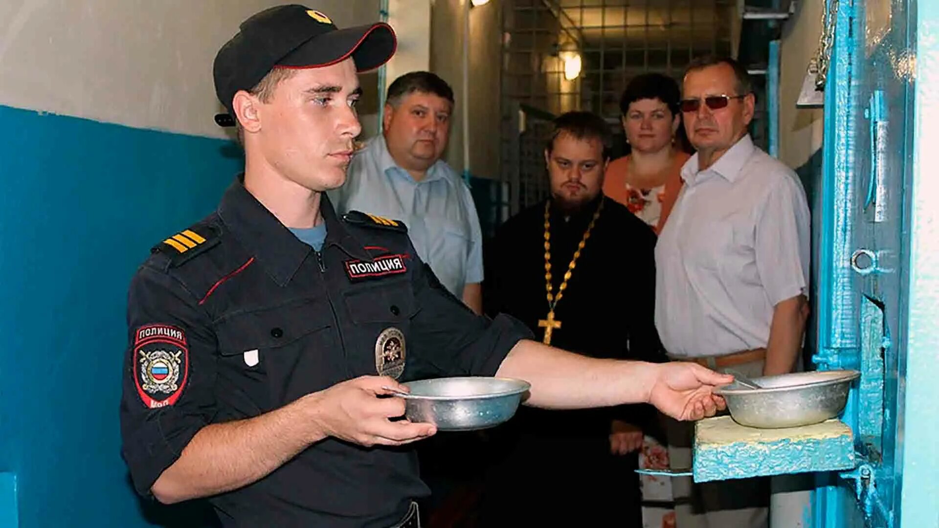 Лица содержащиеся в ивс. Полицейский ивс. изолятор временного содержания. ивс что это в полиции. что такое сизо в полиции.