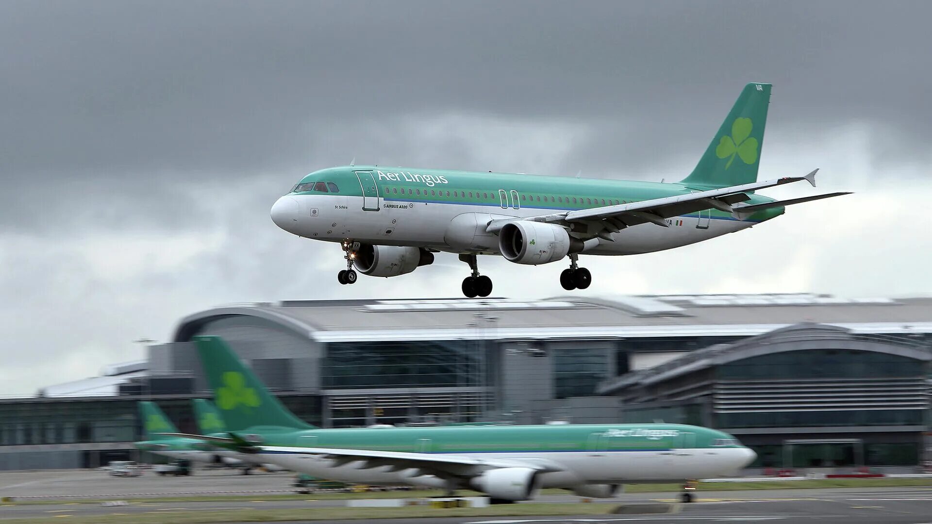 Самолеты риа. Самолёт aer Lingus. Аэропорт Дублин. Аэропорт Дублина. Самолет. Аэропорт Ирландия Дублин.