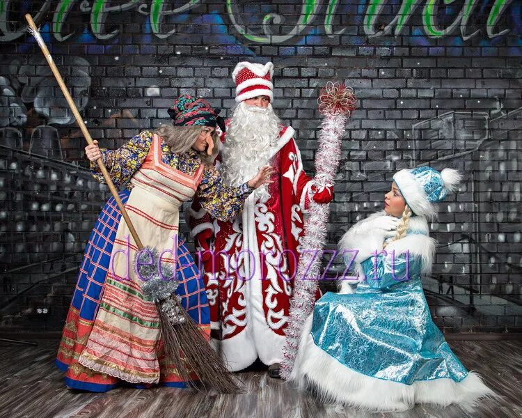 Дед мороз снегурочка и баба яга. Новогоднее шоу баба яга дед мороз и снегурочка. Баба мороз снегурочка. Баба мороз и снегурочка. Дед мороз и баба яга.
