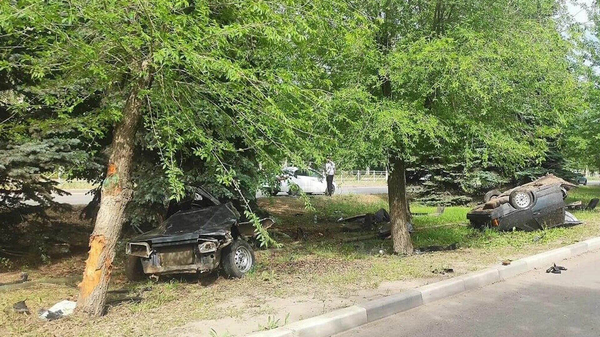 Машина врезалась в дерево. Машина въехала в дерево. ДТП город Волжский Волгоградская область. 30 июня 2023 г