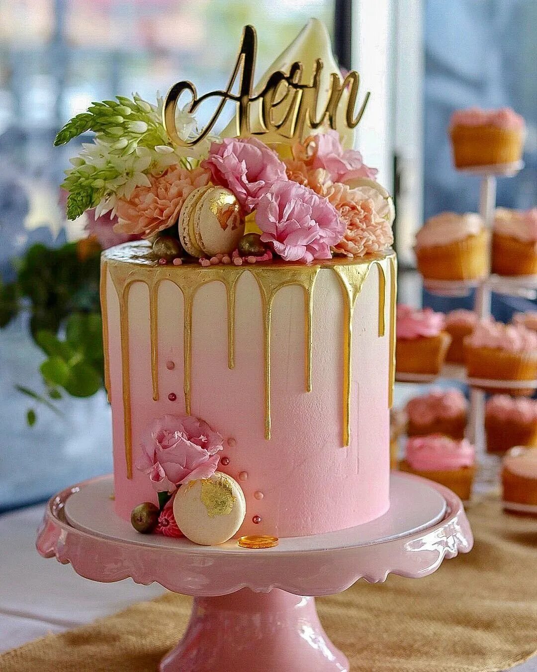 Стильный торт на день рождения. Торт девочка. Современные торты на день рождения девочке. Украшение торта для девочки. Красивые торты для девочек.