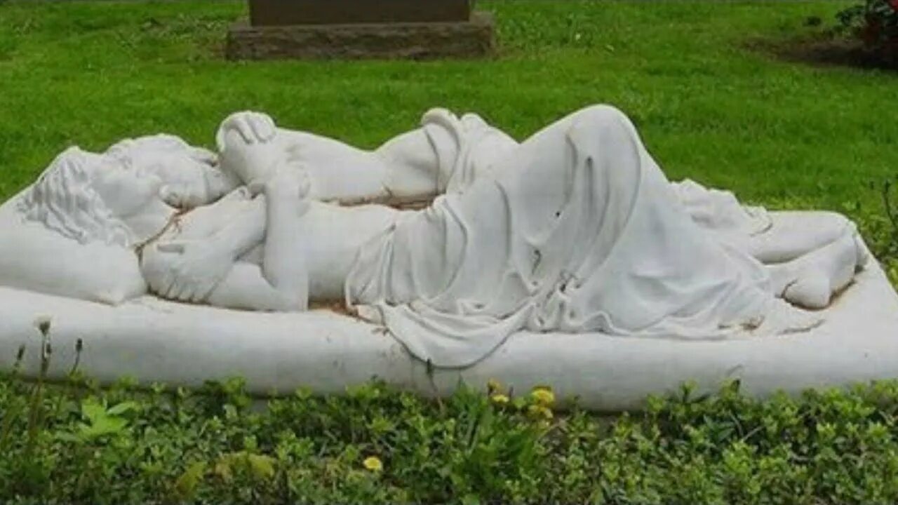 Белое надгробие. Самые красивые памятники на кладбище. Памятник лежащей женщине. Памятник лежащей женщине. Любовь полищук могила.