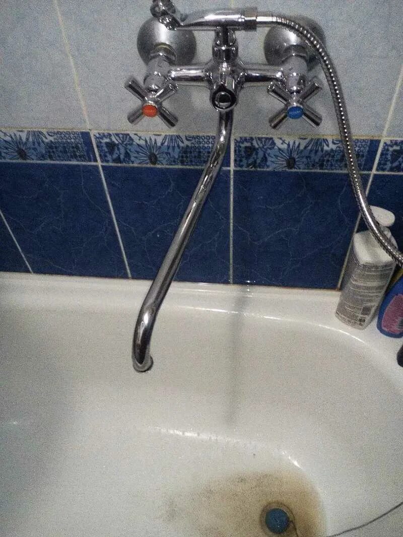 Два смесителя в ванной. Монтаж смесителя. Установленный смеситель в ванной. Течёт смеситель в ванной переключатель на душ grohe. Монтаж смесителя.