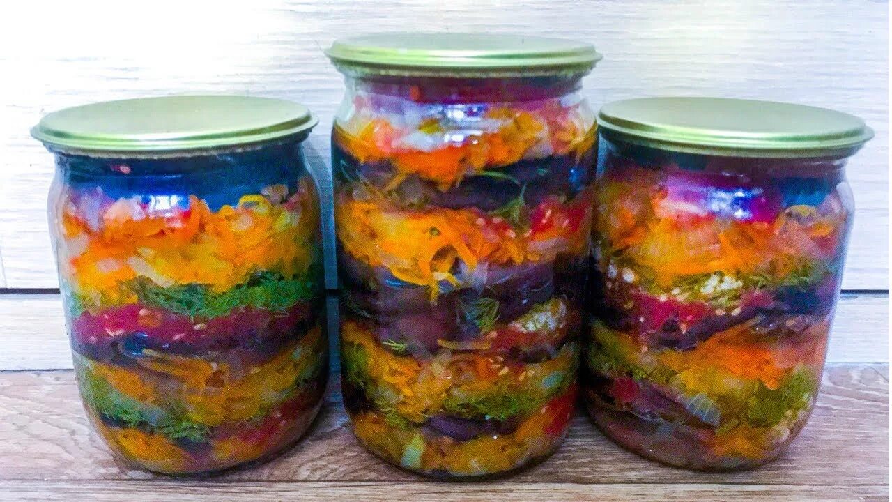 Салаты на зиму. Консервированные помидоры кусочками в картонной коробке. Салат генеральский на зиму из овощей. Салат с заливкой на зиму. Витаминный салат на зиму.