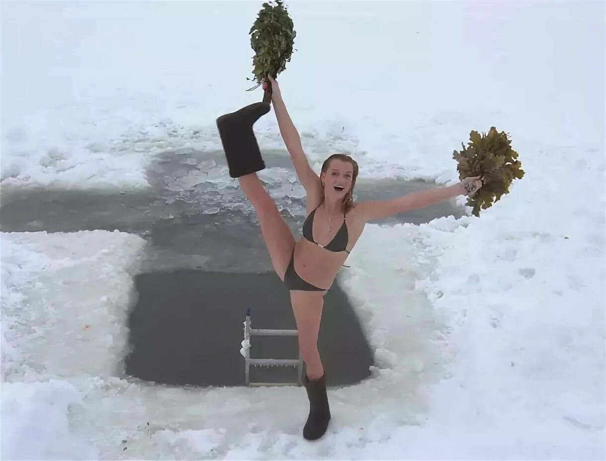 Иванцова яна в проруби. Девушка прыгает в прорубь. Анна ускова утонула в проруби на крещение. Зимние купания в проруби. Девушка прыгнула в прорубь.