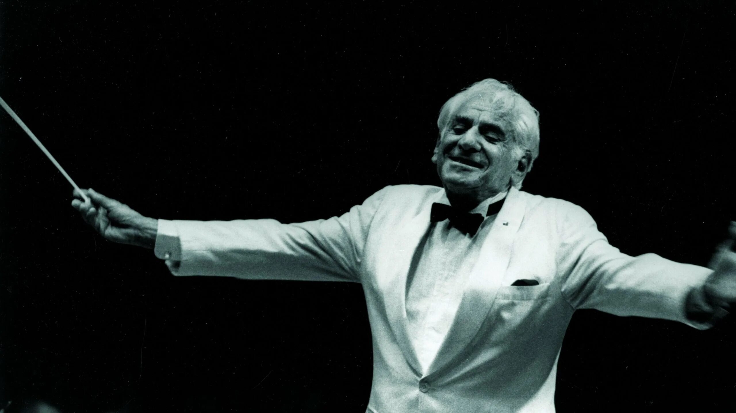 Бернстайн, леонард фото. Бернстайн дирижер. Леонард бернстайн дирижер. Бернстайн дирижер. Леонарда бернстайна дирижер.