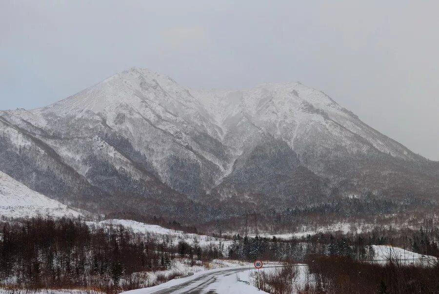 Гора вайда сахалин. Южно-сахалинск сопки горы сахалин. Сусунайский хребет сахалин. Горные вершины сахалина. Сопки сахалина.