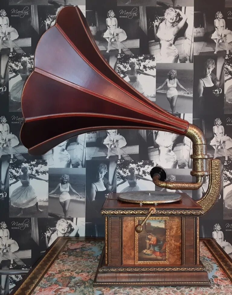 Какого года граммофон. Граммофон ссср 1935. граммофон бурхард. старый граммофон саратов. старинный граммофон.