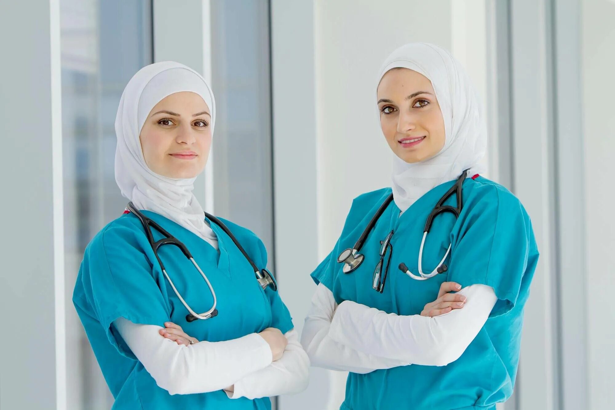 Медсестра мусульманка. Доктор в хиджабе. Врач в хиджабе. Медик в хиджабе.