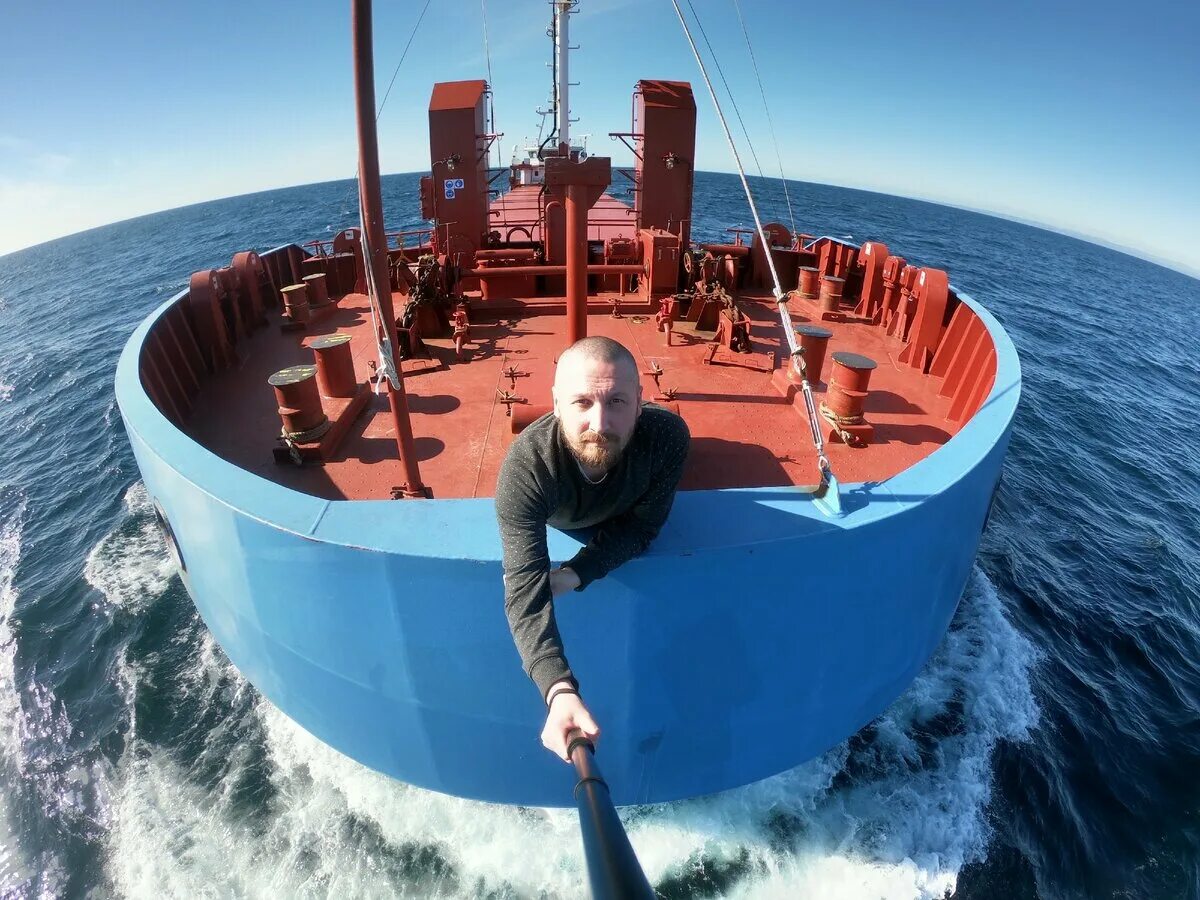 Работа на судне выполняемая всем. Моряк на торговом судне. матрос на торговом судне. плавсостав. работа на судне.