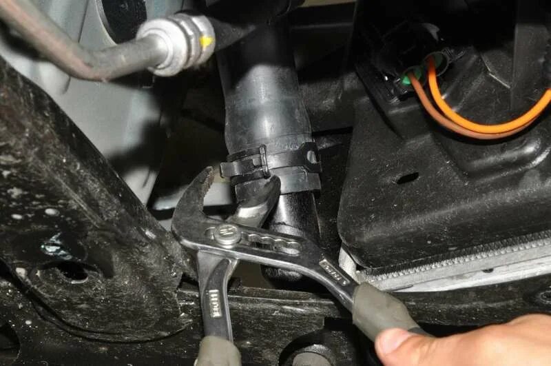 Как слить охлаждающую. Пробка слива охлаждающей жидкости даф 105. Сливная пробка антифриз кия соренто 2. Как слить охлаждающую. Слив антифриза даф 105.