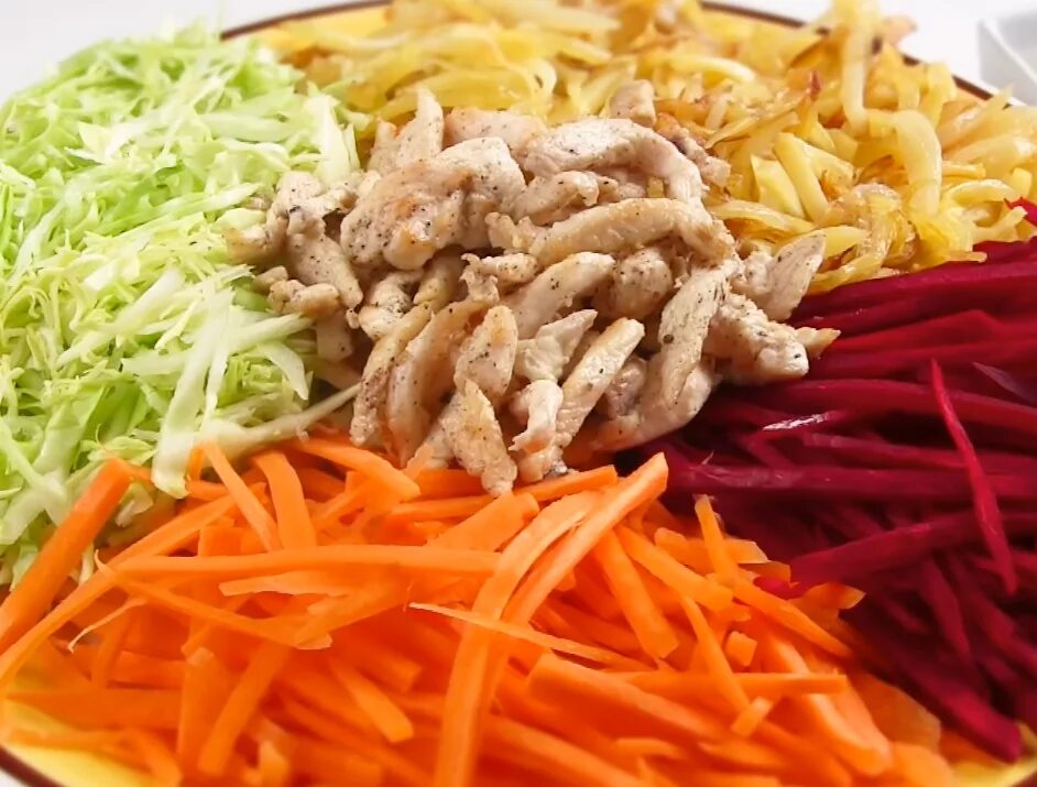 Салат с жареной картошкой сверху. Салат с жареной картошкой. салат с жареным картофелем соломкой. салат сжареноц картошкой. салат с картофельной соломкой фри.