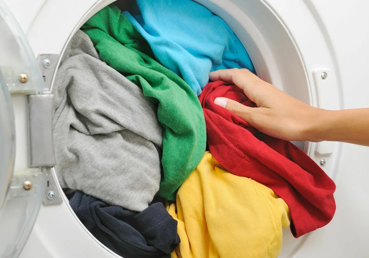 Стирают ли пальто в стиральной машине автомат. Одежда в стиральной машине. Стирка одежды. Стиральная машинка с вещами. Цветные вещи в стиральной машине.
