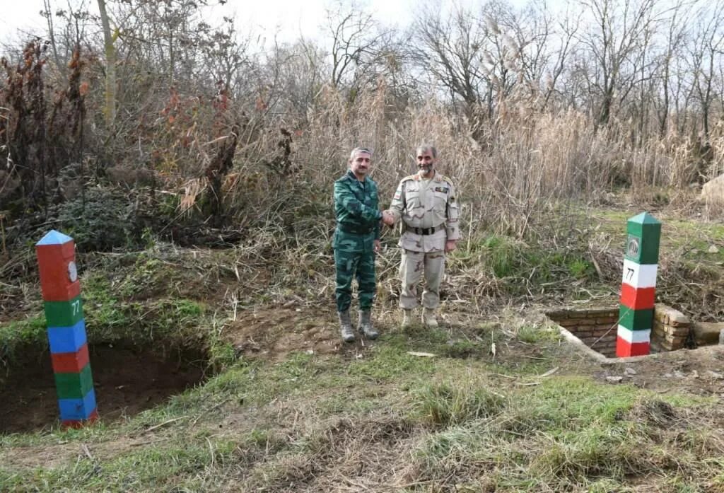 Правонарушения государственной границы. Иранский пограничный столб. Пограничный столб Азербайджана. Погран столб Ирана. Пограничный знак Ирана.