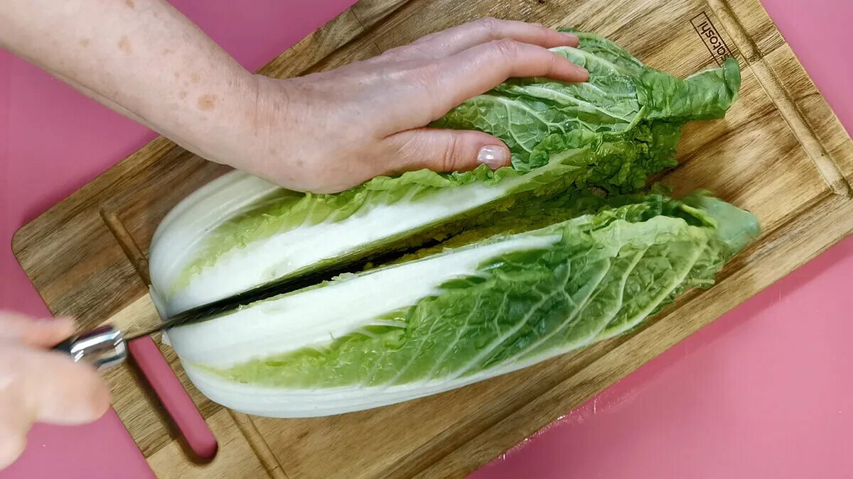 Нужно ли мыть пекинскую. Лаваш с пекинской капустой. мою пекинскую капуста под краном. лаваш с начинкой из пекинской капусты. надо ли мыть пекинскую капусту.