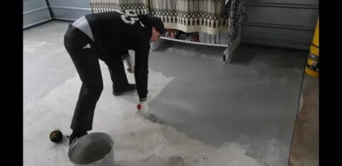 Пылит бетонный пол в гараже