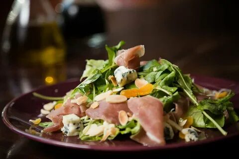 Копченая курица с рукколой