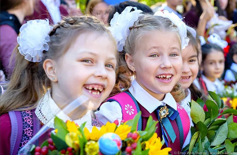 Конца сентября можно. Улыбка первоклассника. Первоклассница улыбается. С 1 сентября первокласснице. 1 Сентября дети.