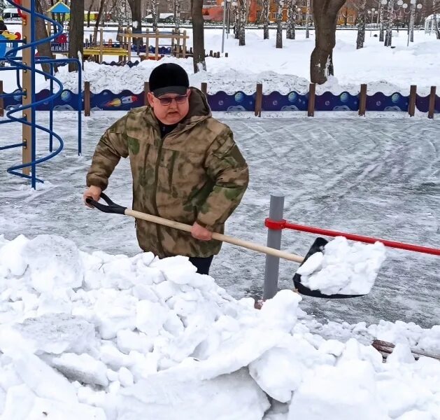 Субботник по уборке снега. Приспособление для уборки снега с крыши. Снежная детская площадка. Должны ли чистить от снега детскую площадку. Должны ли чистить от снега детскую площадку.
