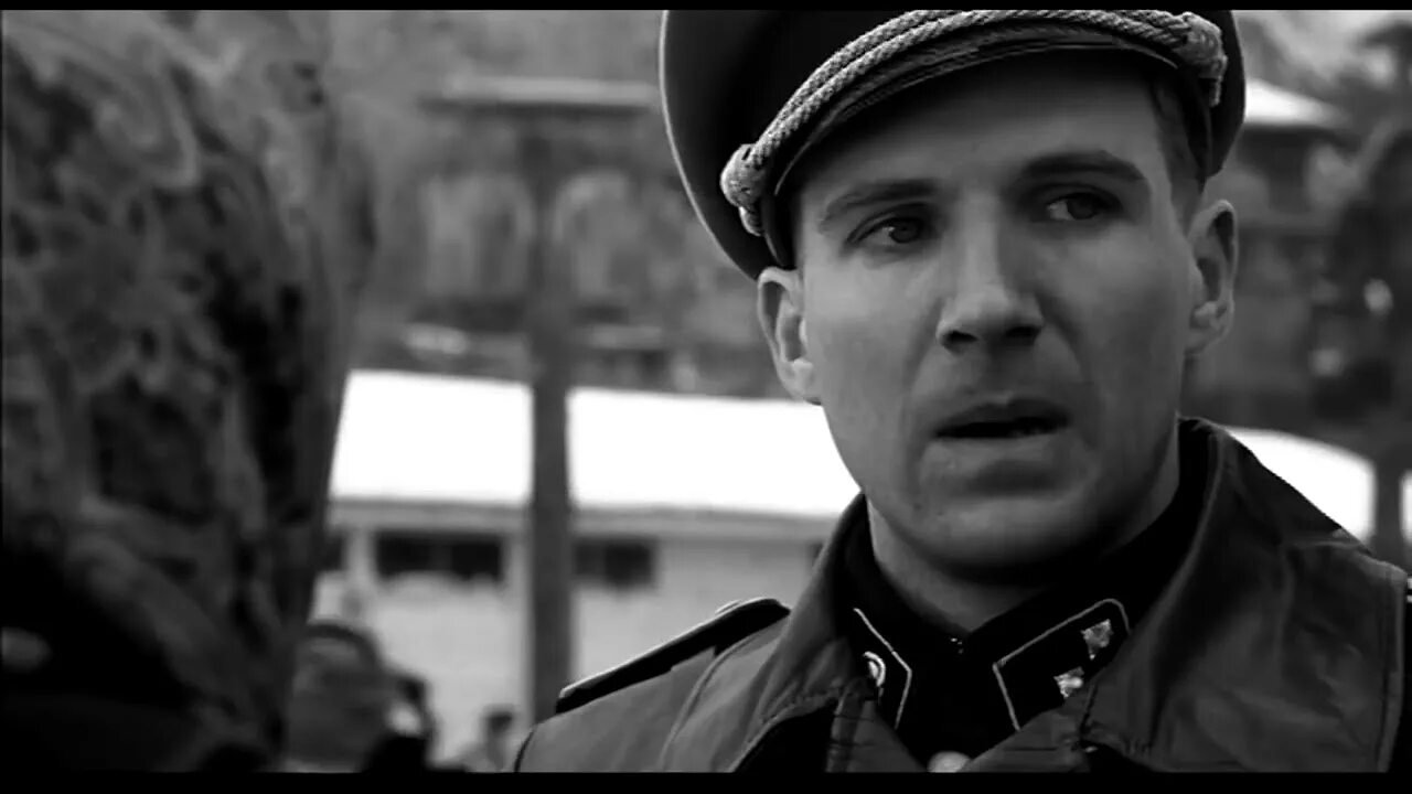 Шиндлер слушать. Амон гет файнс. унтерштурмфюрер амон гёт. рэйф файнс шиндлер.