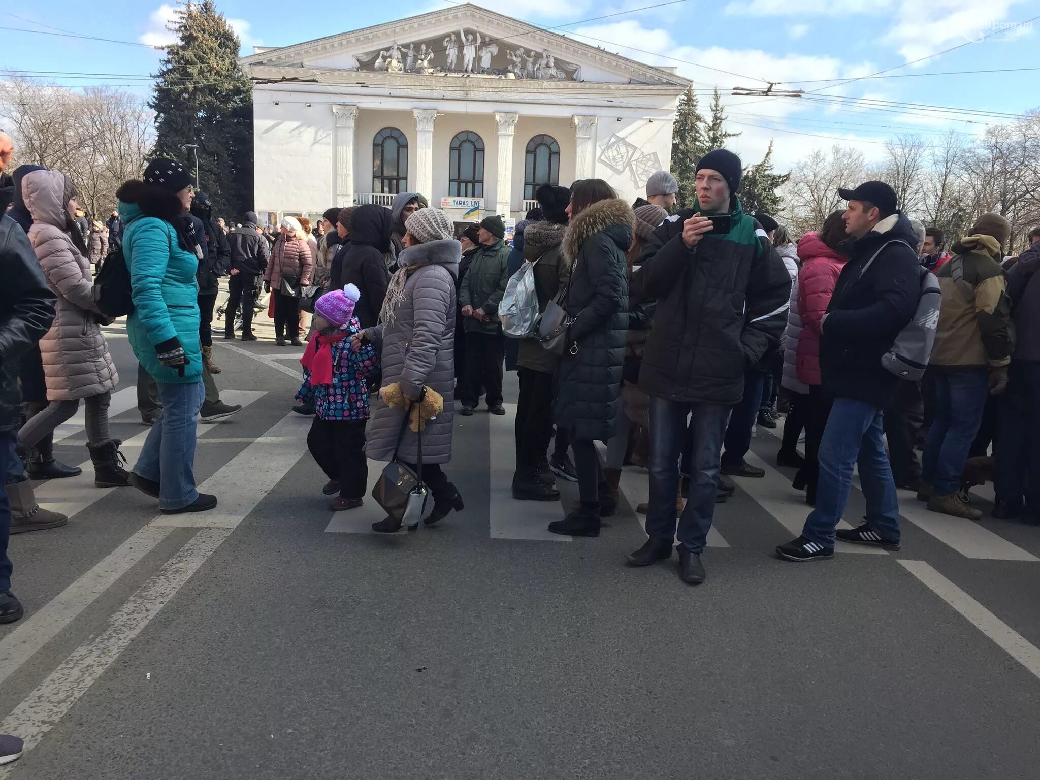 Украина сегодня час назад. Жители Мариуполя. Мариуполь сегодня. Жители Мариуполя сегодня. Ситуация в Мариуполе сейчас.