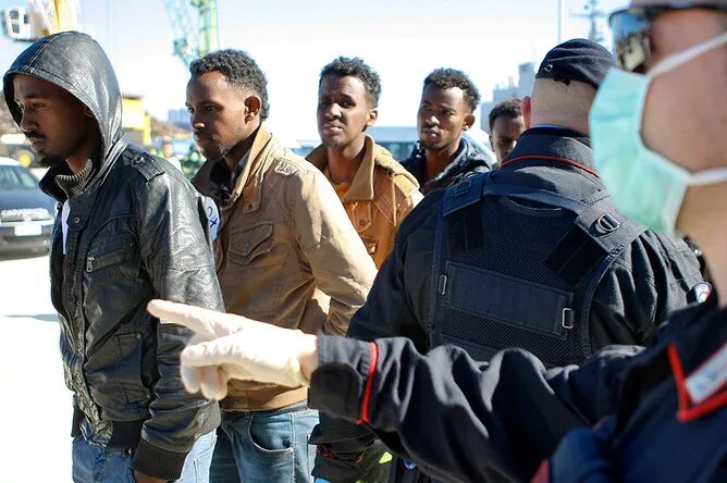 беженцы в швейцарии. фестиваль иммигрантов в аргентине. беженцы в швейцарии. пмж швейцарии. швейцарские мигранты.