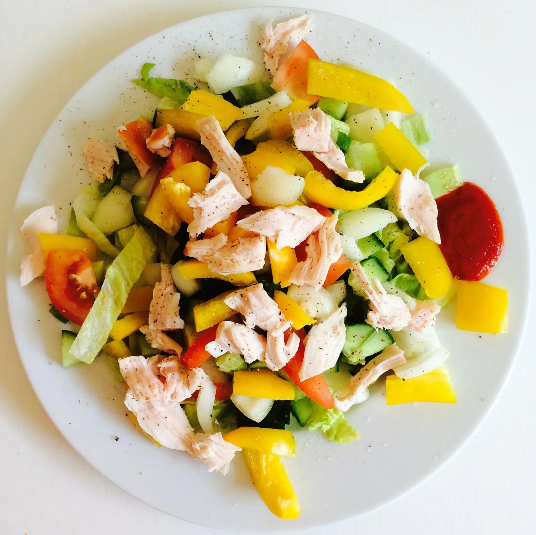 Салат из куриной грудки. Салат с куриной грудкой. Куриный салат. Салат с курицей. Салат с курицей и овощами.