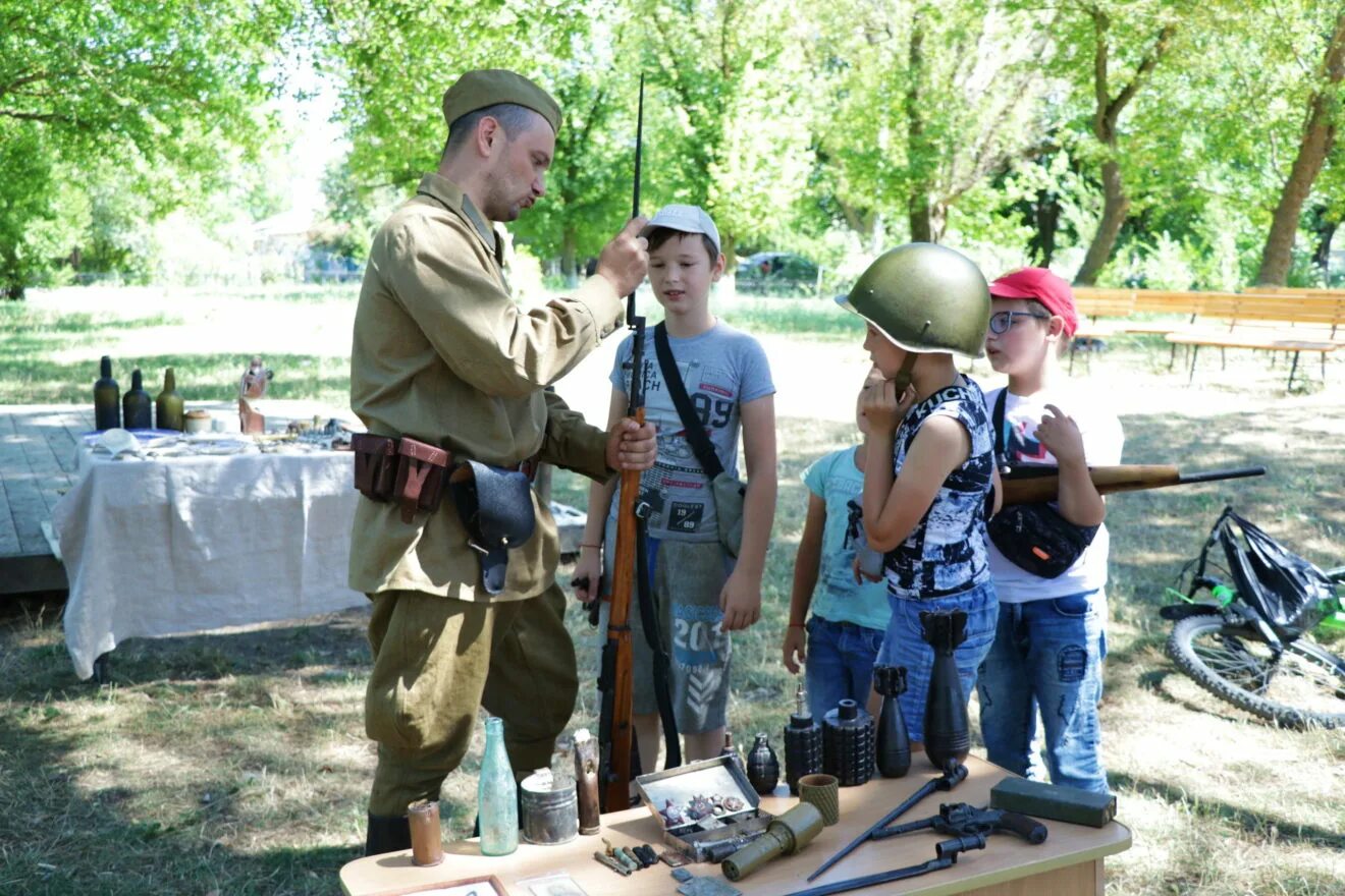 Патриотические фестивали фото. Фестиваль военно патриотической песни. Молодежный фестиваль. Фестиваль патриотической песни. Патриотический фестиваль статья.