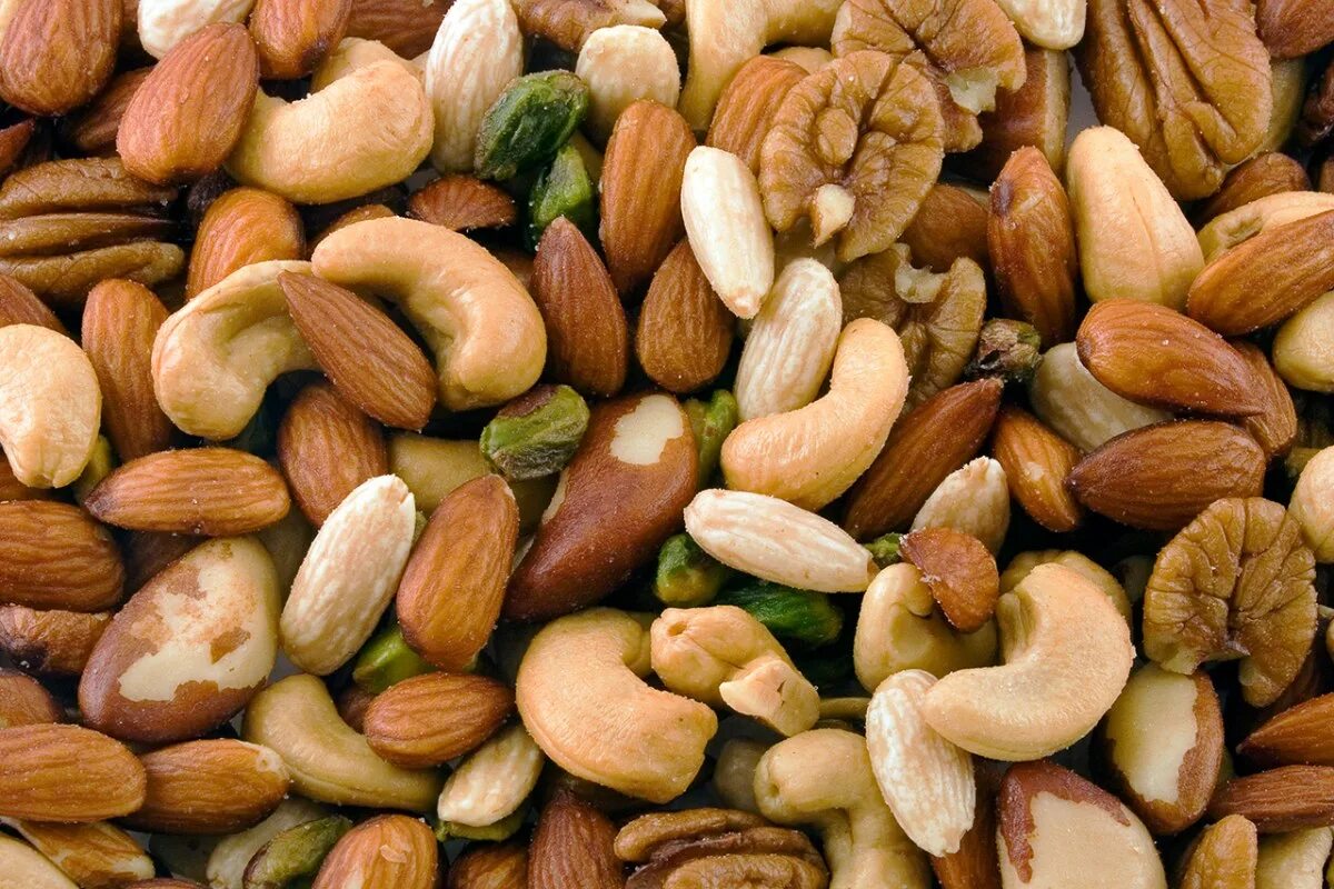 Gone nuts. Орехи микс. Маленькие орешки. Миндаль и Изюм. Миндаль арахис кешью фундук.