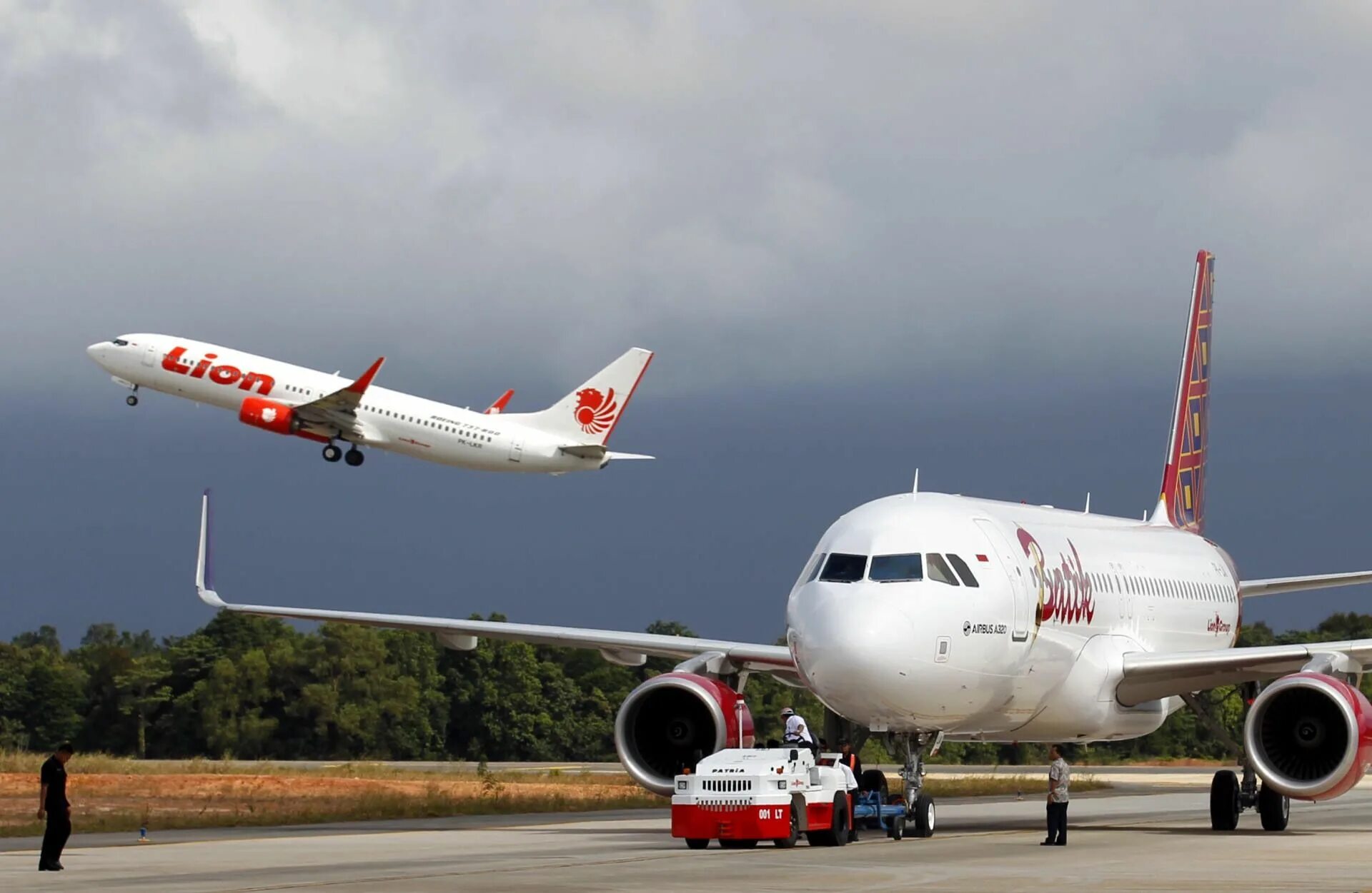 Боинг индонезии. Индозения самолет боинг. самолет тендер. dan air.