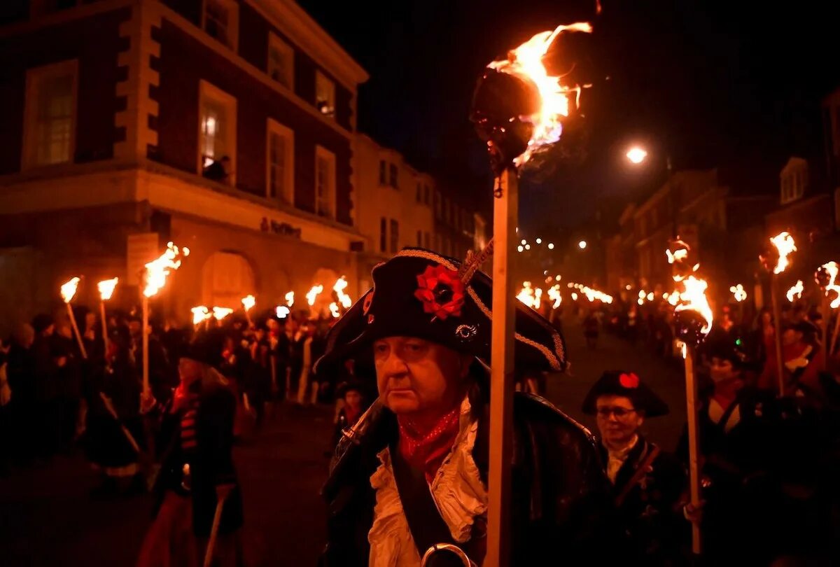 Зомбительно но. Ночь Гая Фокса в Великобритании. Bonfire Night праздник. Ночь костров или ночь Гая Фокса.