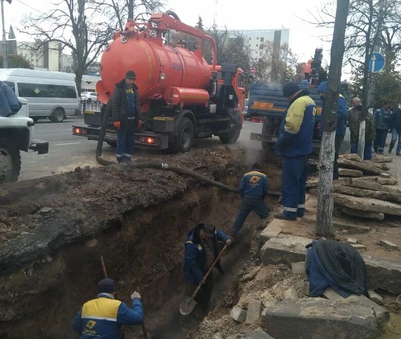 Сми курская область сейчас. Авария в курске на теплотрас е. Прорыв теплосети. Разрушенная школа. Авария в курске на теплотрас е.