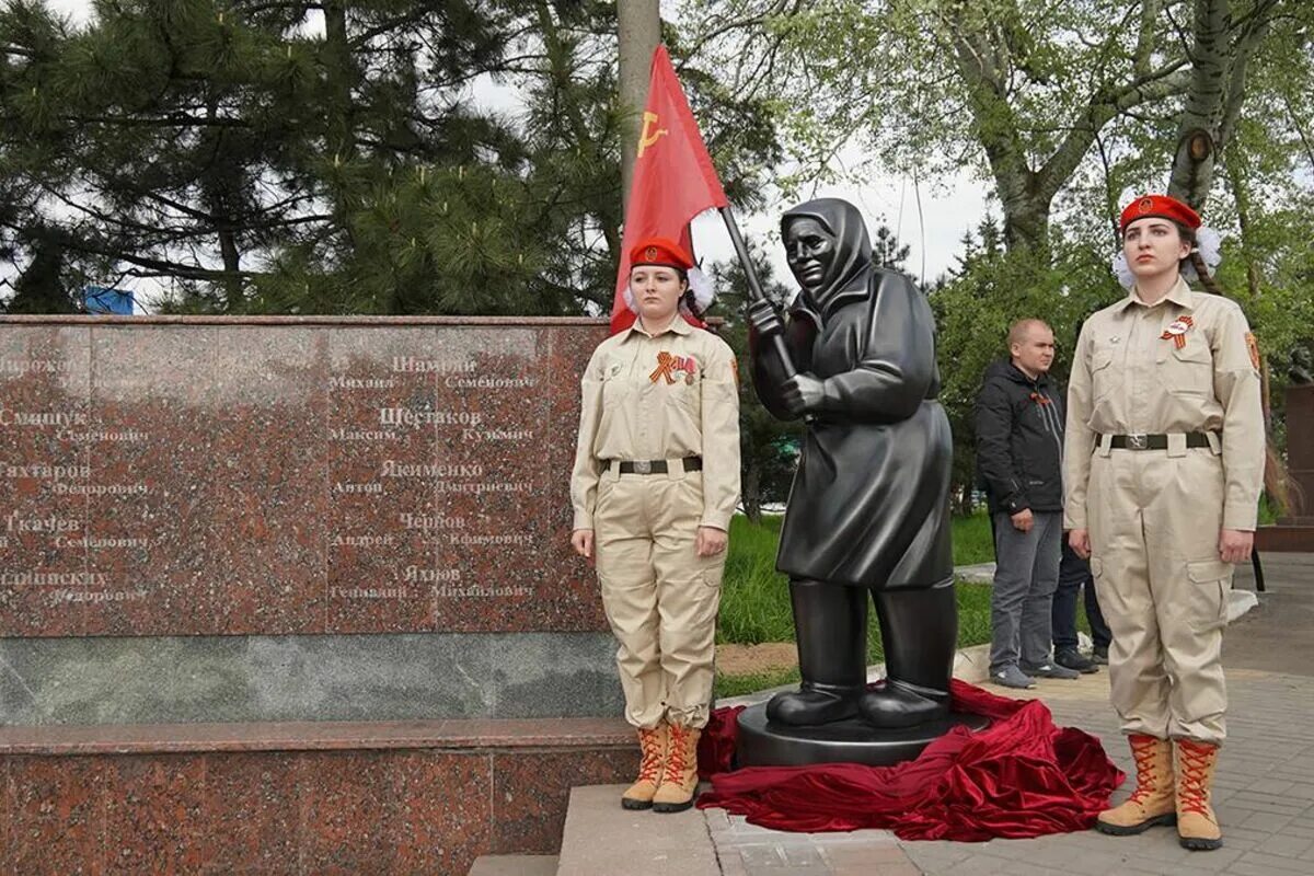 Памятники знаменам. Памятник бабушка со знаменем в Мариуполе. Кириенко открыл памятник бабушке в Мариуполе. Бабушка со знаменем Победы в Мариуполе. Памятник украинской бабушке в Мариуполе.