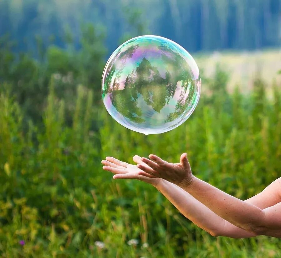 Идея радости. Мыльные пузыри. Радужные мыльные пузыри. Фотосессия с мыльными пузырями на природе. Радость мыльные пузыри.