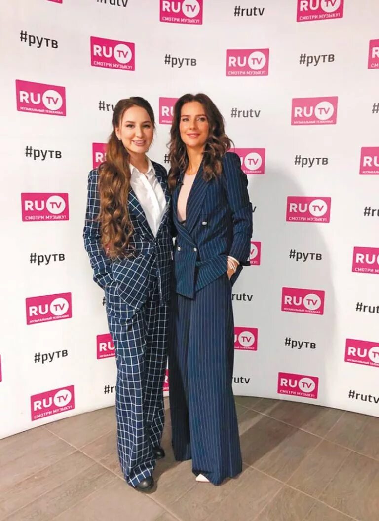 Телеканал ру тв. Ру тв. Юлия завьялова стол заказов. Премия ру тв ведущие. Телеканал муз тв.