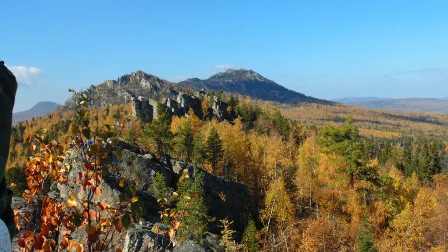 Белорецк горы туризм. Гора малиновая Башкирия осенью. Белорецк осенью. Урал Белорецк осенью.