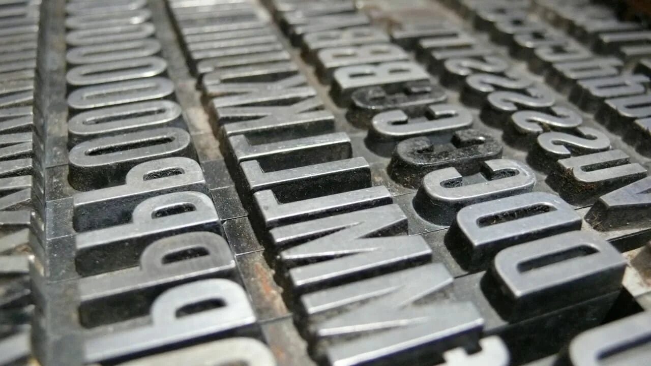 Шрифт 5 мм. Высокая печать. Высокая печать литеры. Шрифт для бизнеса недвижимости. Metal typesetting.