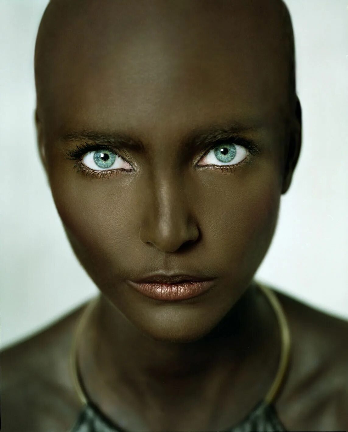 Ebony eyes. Чернокожие с голубыми глазами. Африканка с голубыми глазами. Темнокожие со светлыми глазами.